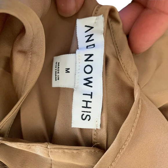 AND Now This women's medium sleeveless blouse, tan - Picture 4 of 4